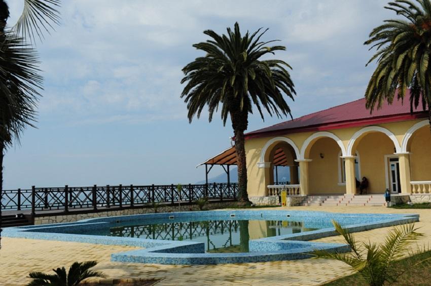 Lazurniy Bereg Hotel Gagra Exterior foto