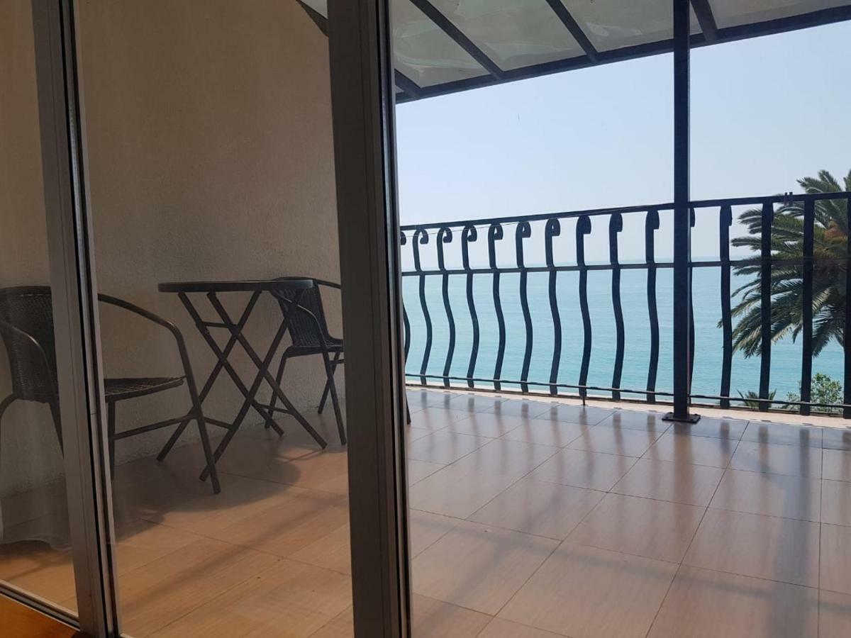 Lazurniy Bereg Hotel Gagra Exterior foto