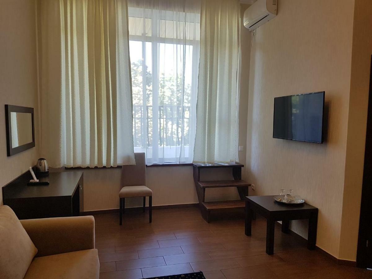 Lazurniy Bereg Hotel Gagra Exterior foto