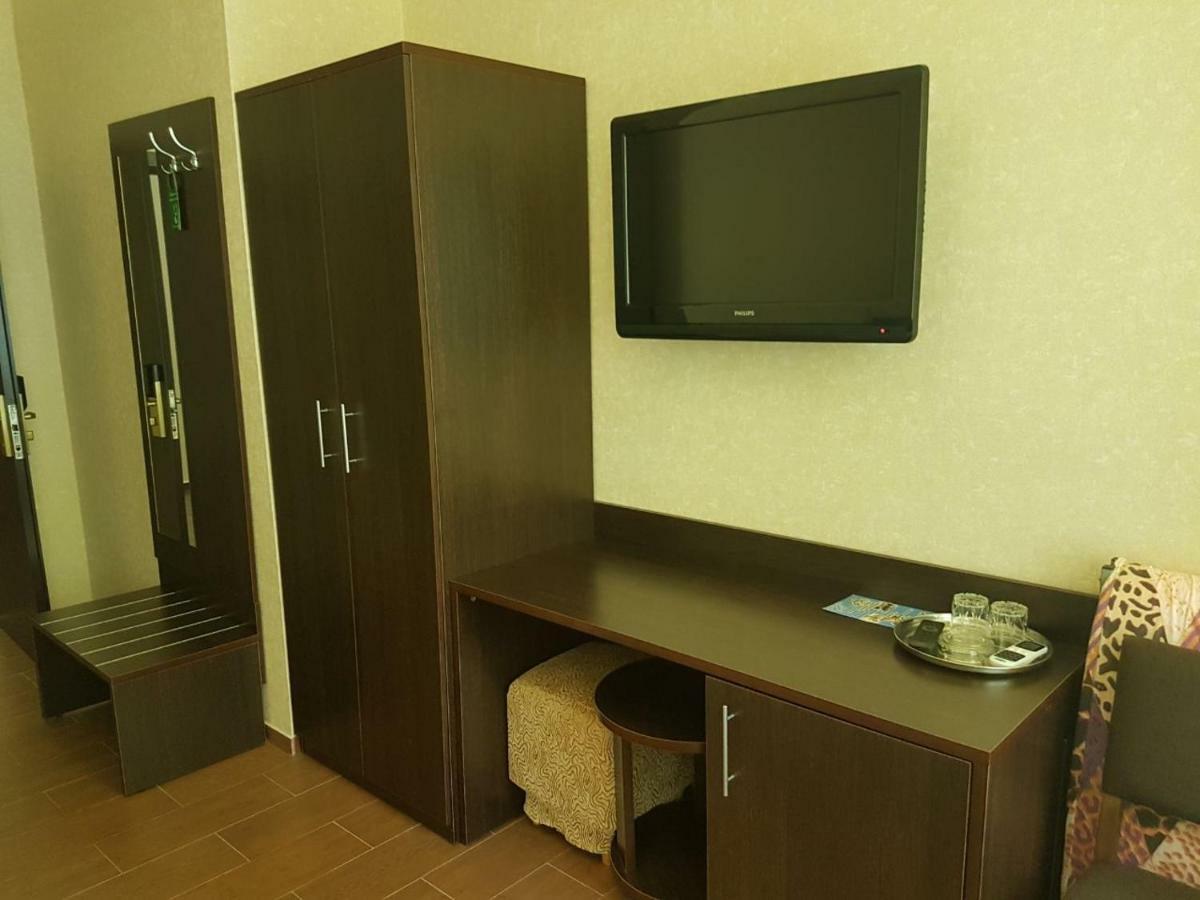 Lazurniy Bereg Hotel Gagra Exterior foto