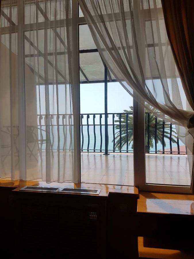 Lazurniy Bereg Hotel Gagra Exterior foto