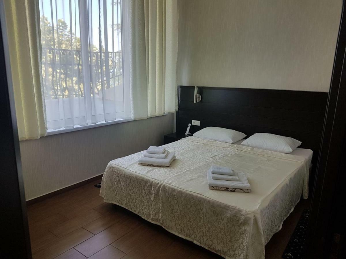 Lazurniy Bereg Hotel Gagra Exterior foto